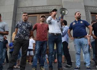 В Ереване к площади Свободы стянули полицию и спецтехнику